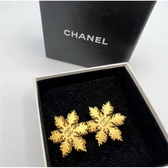 Chanel Vintage Snowflake Gold Clip-on Earrings - Picture 8 of 8
